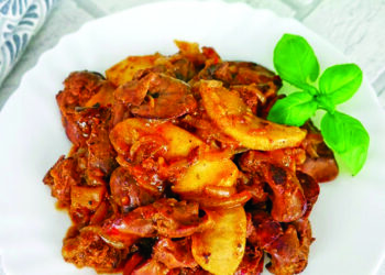 Куряча печінка тушкована з яблуками