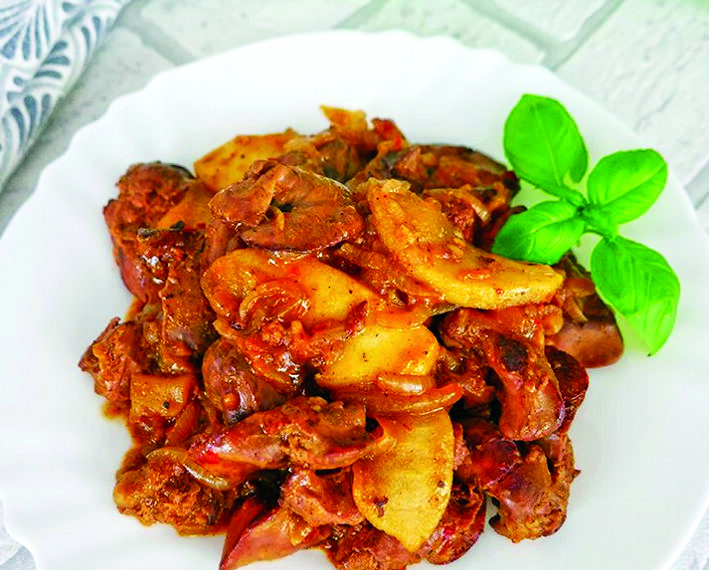 Куряча печінка тушкована з яблуками