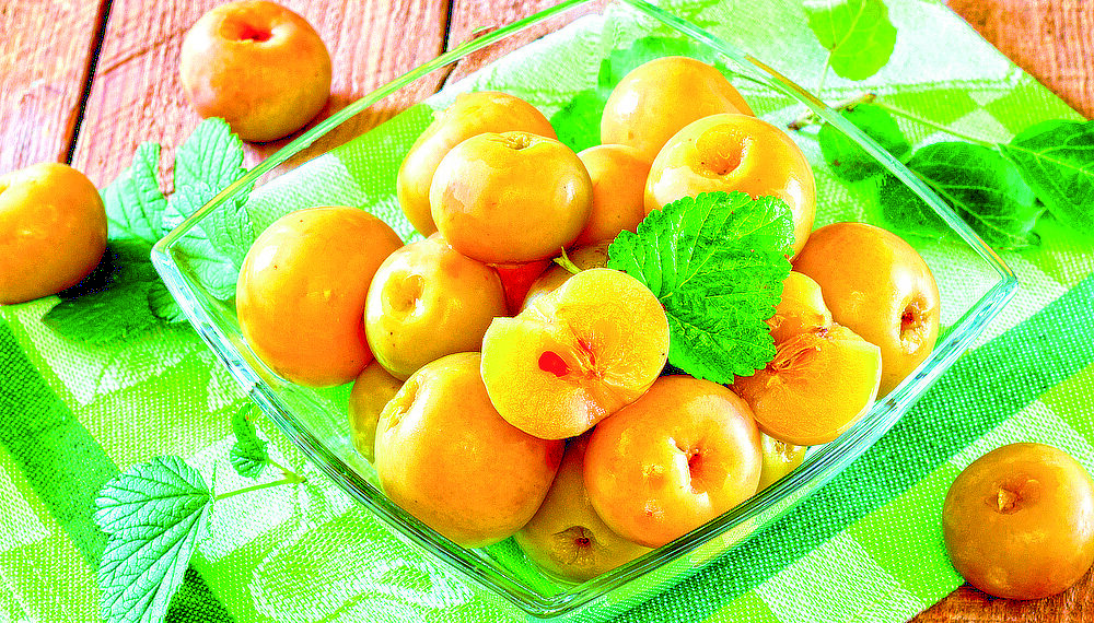 Мочені яблука в банці