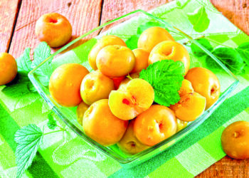 Мочені яблука в банці