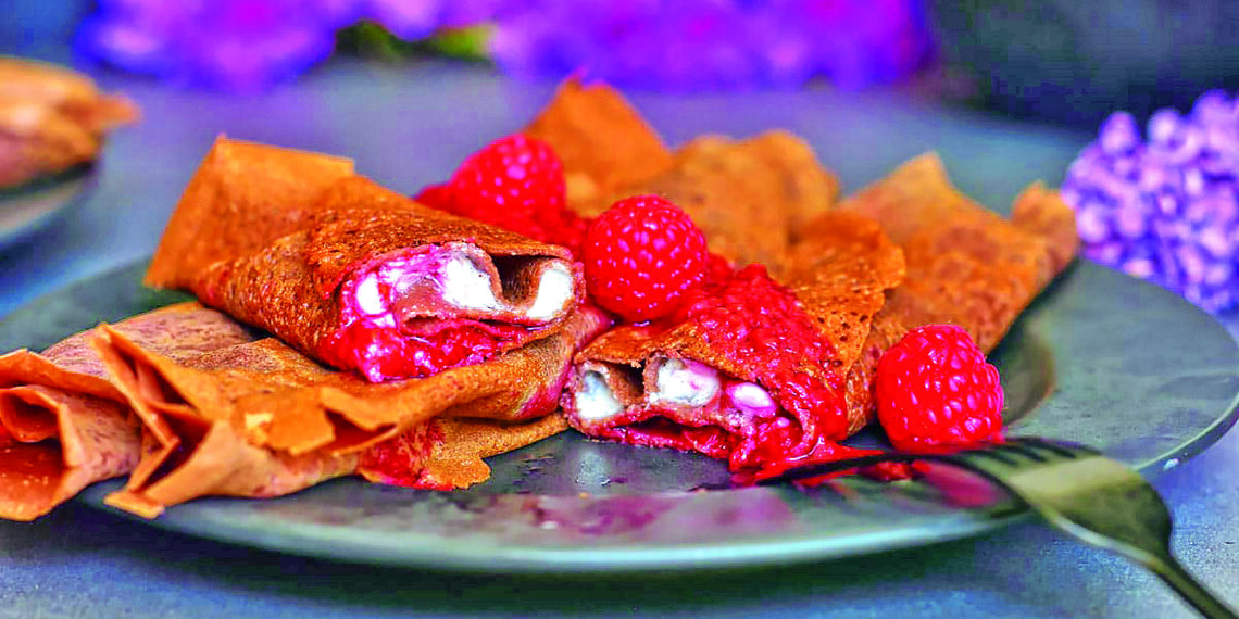 Шоколадні млинці з сирно-малиновою начинкою