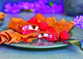 Шоколадні млинці з сирно-малиновою начинкою