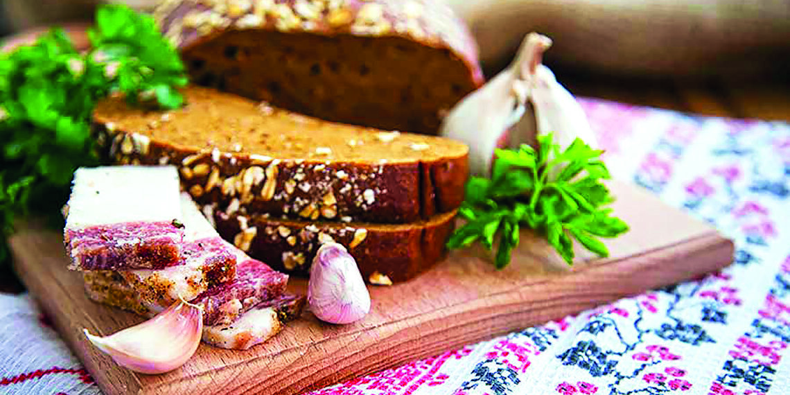 Ароматне сало з часником і прянощами в банці