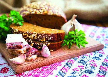 Ароматне сало з часником і прянощами в банці