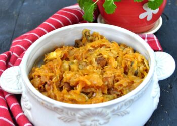 Тушкована капуста до зимового столу