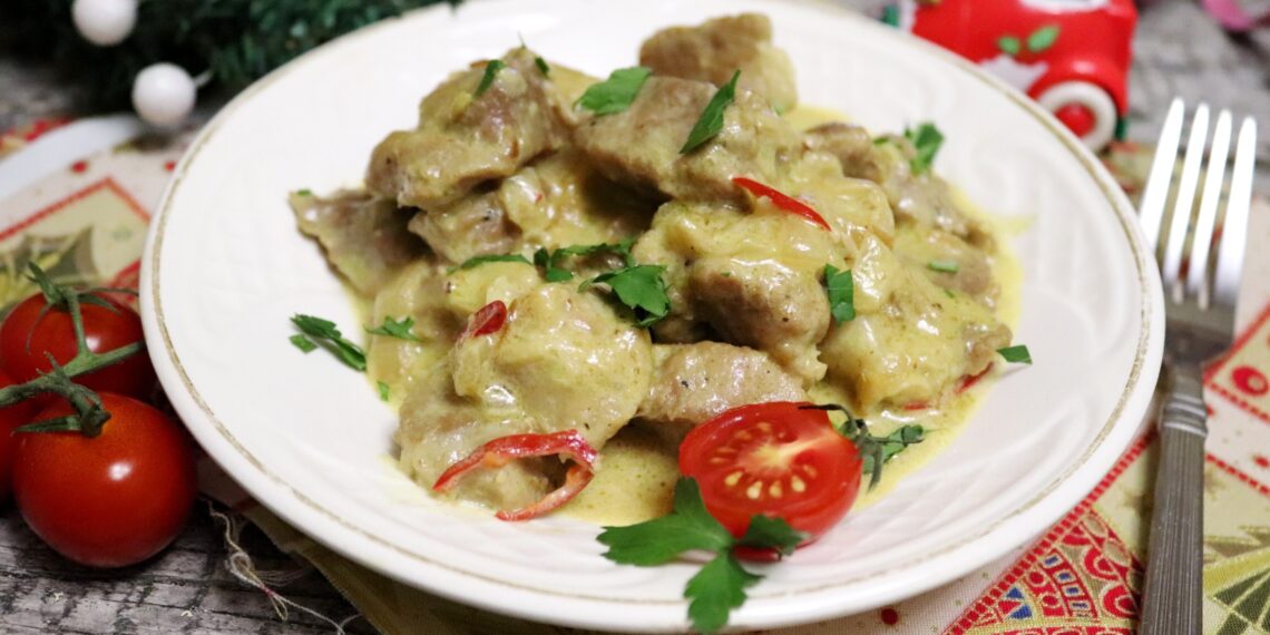 М’ясо, тушковане з яблуками у сметані