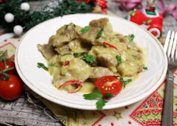 М’ясо, тушковане з яблуками у сметані