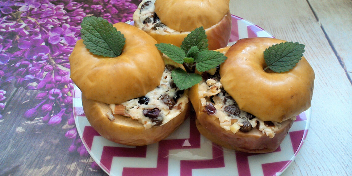 Яблука, запечені з сиром, родзинками і корицею