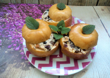 Яблука, запечені з сиром, родзинками і корицею