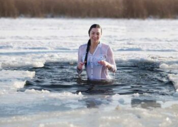 Занурюючись у хрещенську воду: як правильно підготуватися і кому можна купатися