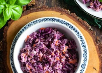 Салат із червоної капусти зі сметанно-сирною заправкою