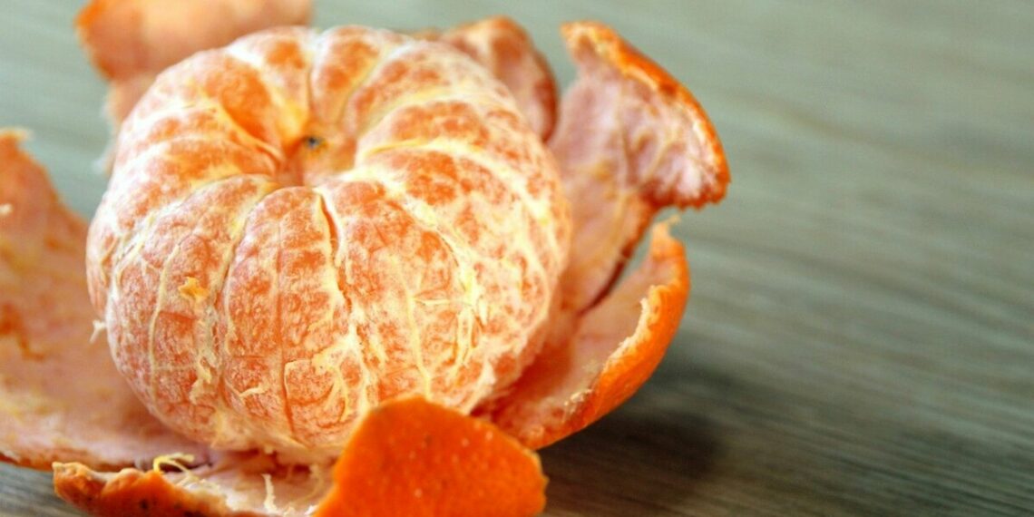 Мандаринові шкірочки додайте до землесуміші