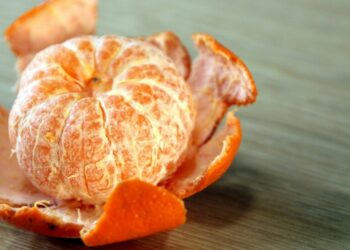 Мандаринові шкірочки додайте до землесуміші