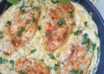 Соковита куряча грудка, запечена у сметані