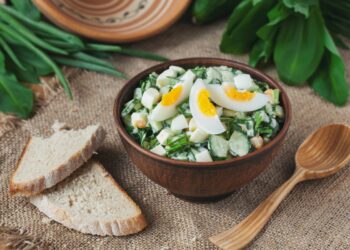 Перший весняний салат — з черемшею