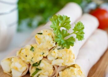 Рулетики з шинки: 3 прості святкові варіанти