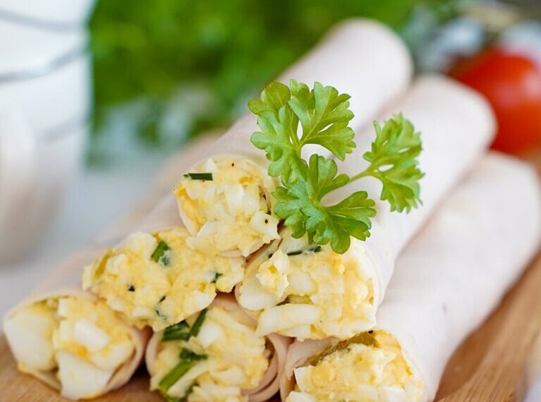 Рулетики з шинки: 3 прості святкові варіанти