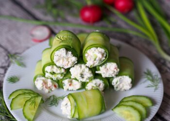 Святкові рулетики з огірків