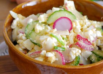 Корисний салат із кисломолочним сиром та редискою