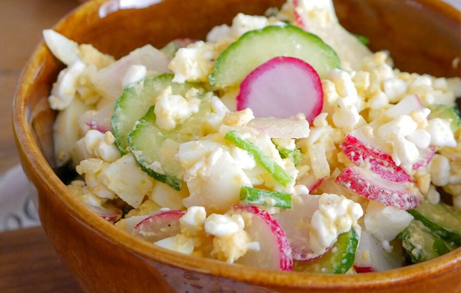 Корисний салат із кисломолочним сиром та редискою