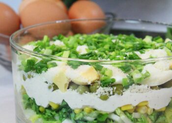 Весняний салат із вершковим хріном