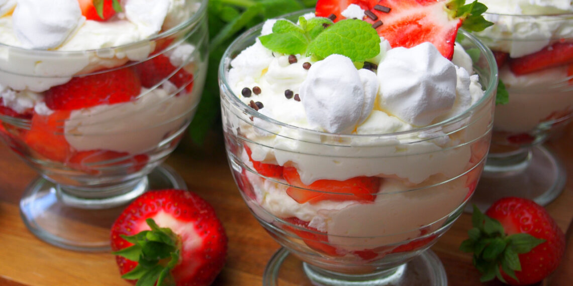 Англійська класика — меренговий десерт з вершками та полуницею