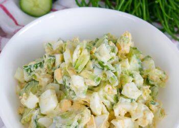 Салат із авокадо, огірком та яйцями