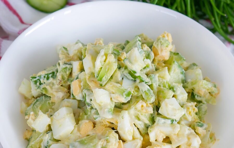 Салат із авокадо, огірком та яйцями