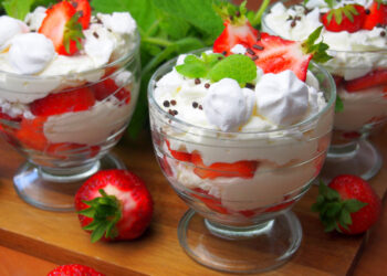 Англійська класика — меренговий десерт з вершками та полуницею