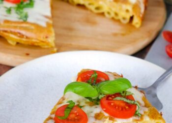 Ситний сніданок: омлет із макаронами