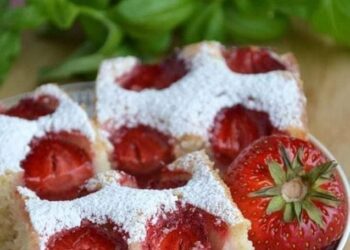 Простий полуничний пиріг