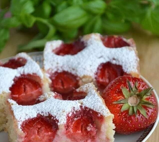 Простий полуничний пиріг