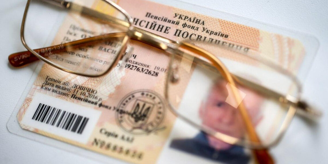 Скільки потрібно стажу, щоб вийти на пенсію в 2024 році?