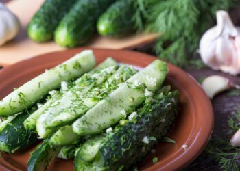 Малосольні огірки з м’ятою та цукром