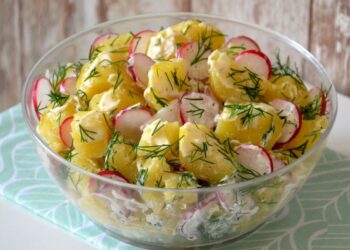 Салат із молодої картоплі з редисом і зеленню