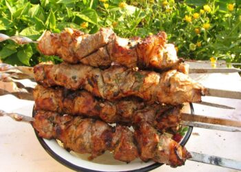 Шашлик зі свинини в яблучно-гірчичному маринаді