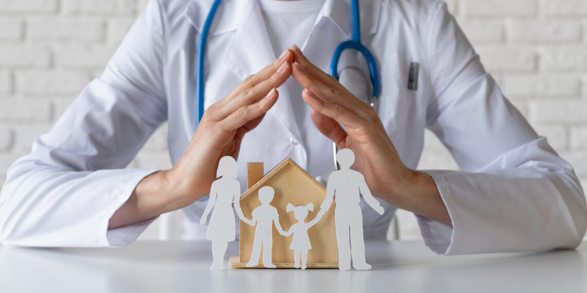 Чи можна підписати декларацію з сімейним лікарем, котрий працює у приватній клініці?