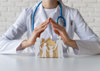 Чи можна підписати декларацію з сімейним лікарем, котрий працює у приватній клініці?