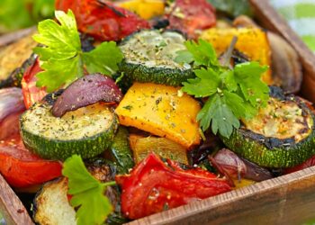 Салат із овочів, приготовлених на грилі