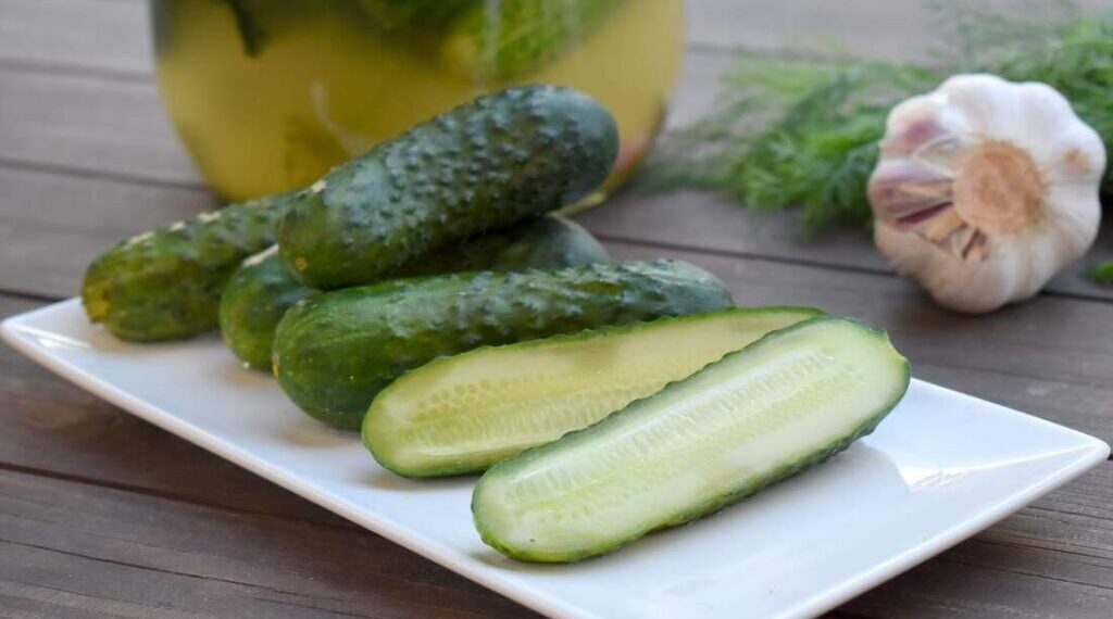 Малосольні огірки на мінеральній воді