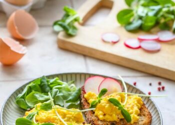 Вершкова яєчня на тостах