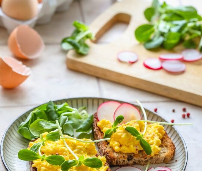 Вершкова яєчня на тостах