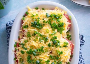 Томати під «снігом»: проста закуска з помідорів і твердого сиру