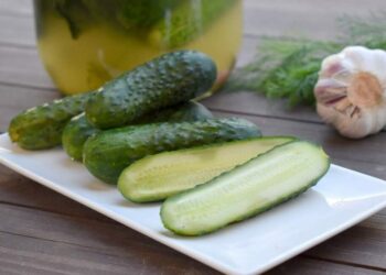 Малосольні огірки на мінеральній воді