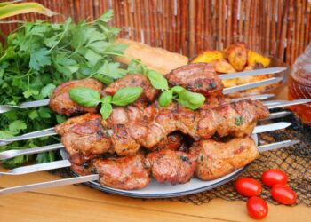 Ніжний курячий шашлик на кефірі приготувати просто