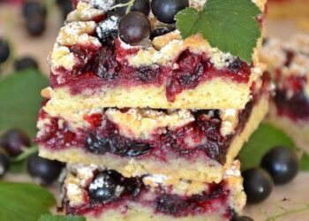 Пісний пиріг зі смородиною