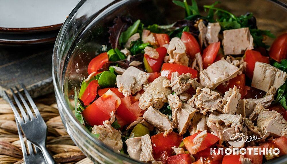Салат із тунцем і томатами — швидка та корисна страва