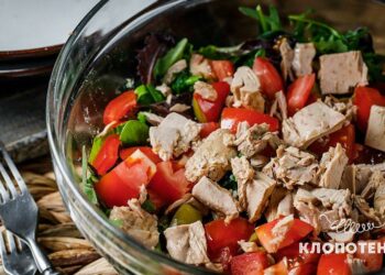 Салат із тунцем і томатами — швидка та корисна страва