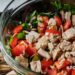 Салат із тунцем і томатами — швидка та корисна страва