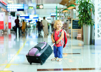 Чи можуть діти подорожувати самостійно?